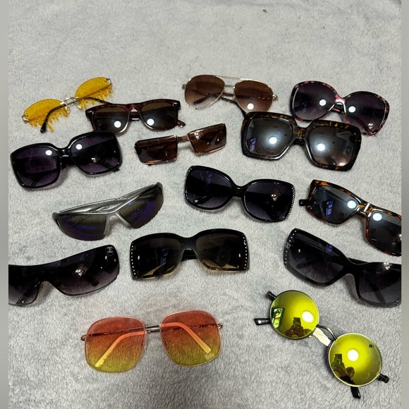 Giant Bundle of Sunglasses - Picture 1 of 11